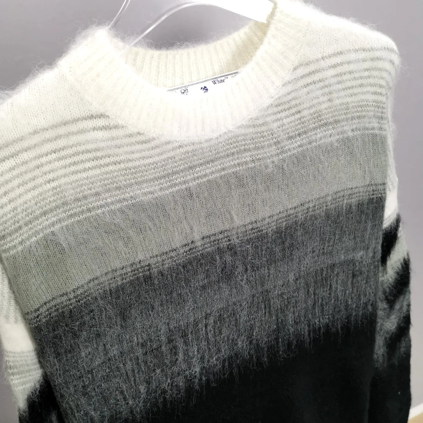 The new top tested version OFFWHITE (OW) Gradient Mohair Striped Arrow Sweater Hoodie Gradient Rendering Arrow Couple Knitted Sweater Mohair sweater OW will be released every year🛒 The same style and ever-changing colors, really no girl does not love it, it is super suitable for wearing under a down jacket in winter, and will not be bloated! If the lower body is missing, their favorite os version🙋🏻‍♀️ intuitively adds natural softness and fairy beauty effect, which is the best choice! The upper body is lightweight and does not weigh down the body while keeping warm. The sleeves and the gradient arrow parts on the back are repeatedly patterned until the gradient level is satisfied before large-scale products are released. The craftsmanship is extremely demanding. Each sweater is woolen at least ten times to give it a plush, thick feel and good fluffiness! ✅ Fabric composition: 50% mohair 32 spandex 18% wool, three-level anti-pilling Color: black and white gradient Sizes Mohair is lighter and softer, so be careful not to machine wash it, not machine washable! ! emphasize! !  ⚠️Hand wash with warm water and cold water P:440